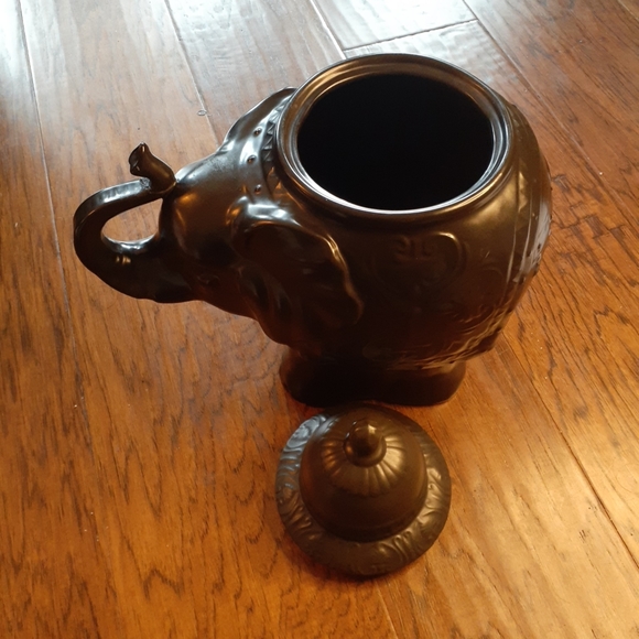 GORGEOUS NWT Z-Gallerie 13" Trunk-Up Lucky Elephant Black Ceramic Urn Vase. - Picture 3 of 10